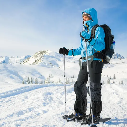 Set de Raquettes à Neige 4 en 1 Aluminium pour Adultes Jeunes, Chaussures Neige Randonnée avec Bâtons Réglable Sac Transport Pointure 35-45, Charge 30-130kg 53 x 21 cm Argent - avec Guêtres